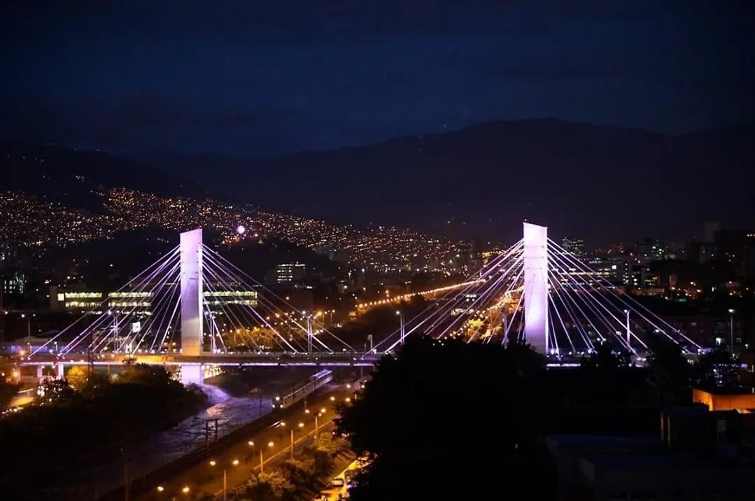 Apartamento Loft A Media Cuadra De La Estacion Floresta Medellín 0*,